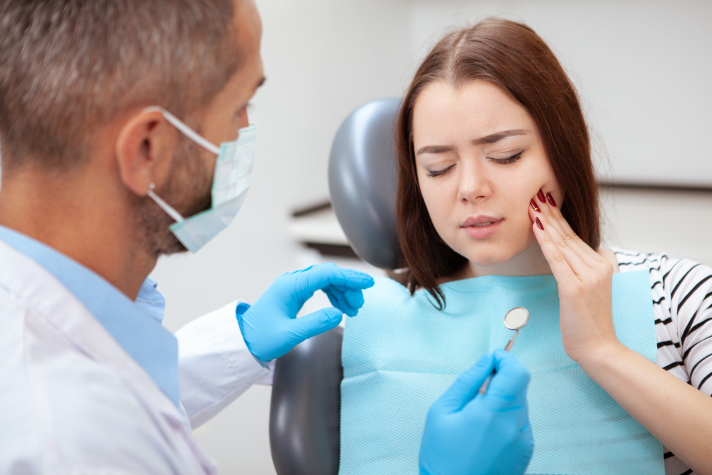 Swollen Face and Toothache: When Should You See an Emergency Dentist?